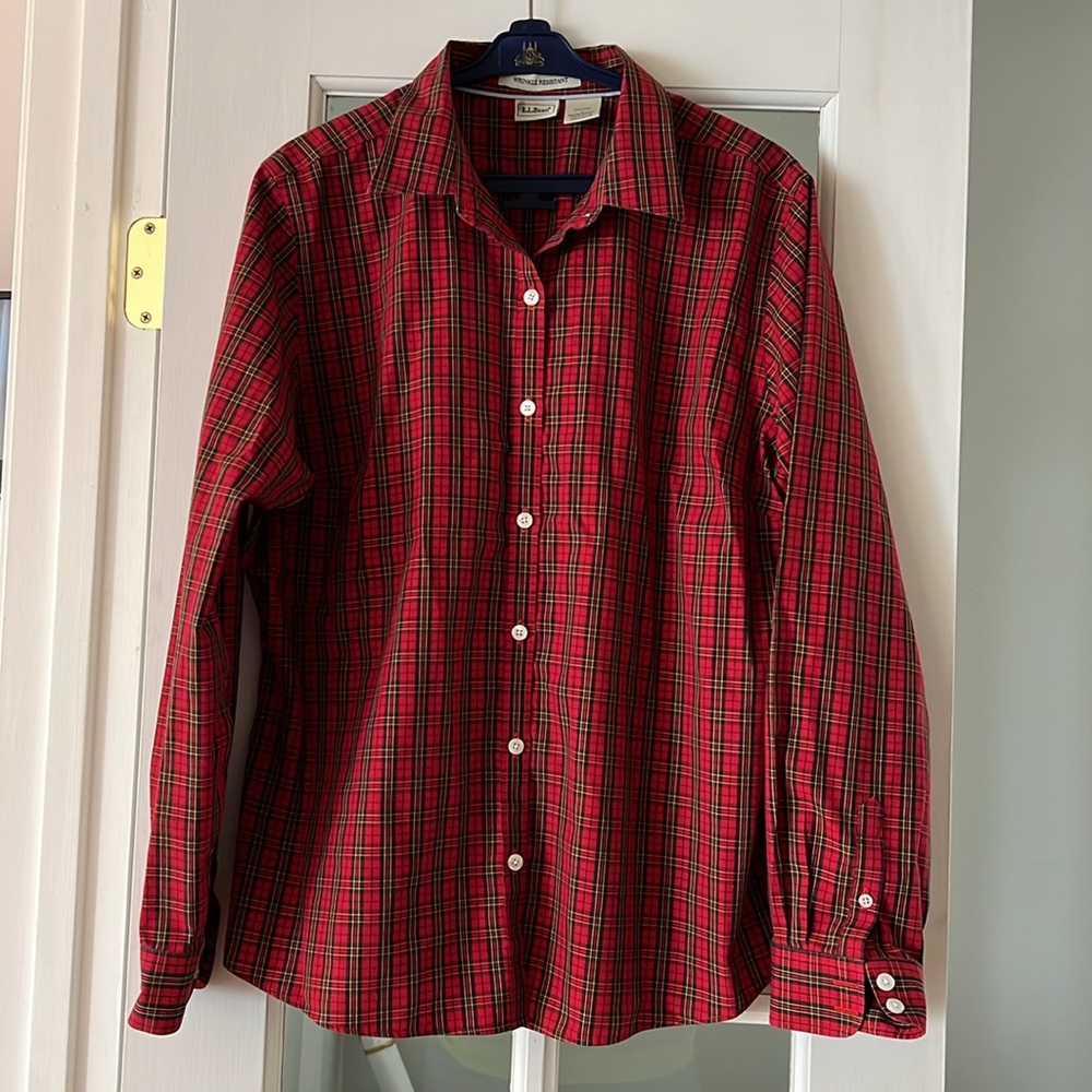 LL Bean Women’s Wrinkle Resistant Red Plaid Lg Sleeved Button Down/Oxford Shirt